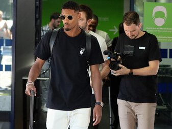 Sebastien Haller kommt am Flughafen in Dortmund an. Sebastien Haller kommt am Flughafen in Dortmund an.