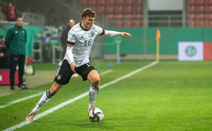 U21-Nationalspieler Eric Martel hat beim 1. FC Köln einen Vierjahresvertrag unterschrieben.
