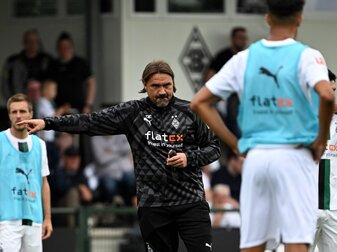 Daniel Farke (M) stand erstmals als Gladbach-Trainer auf dem Platz. Daniel Farke (M) stand erstmals als Gladbach-Trainer auf dem Platz.
