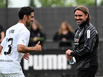Gladbachs Lars Stindl (l) und Trainer Daniel Farke zeigten sich beim Trainingsauftakt in bester Laune. Gladbachs Lars Stindl (l) und Trainer Daniel Farke zeigten sich beim Trainingsauftakt in bester Laune.
