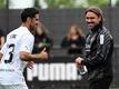 Gladbachs Lars Stindl (l) und Trainer Daniel Farke zeigten sich beim Trainingsauftakt in bester Laune.