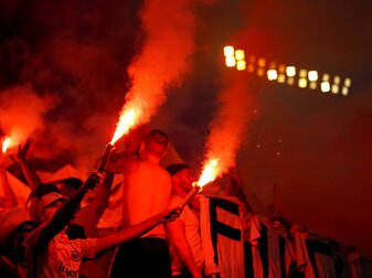 Fans von Eintracht Frankfurt zünden Pyrochtechnik. Fans von Eintracht Frankfurt zünden Pyrochtechnik.