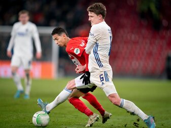 Bremens Neuzugang Jens Stage (r.) im Duell mit Mauro Junior. Bremens Neuzugang Jens Stage (r.) im Duell mit Mauro Junior.