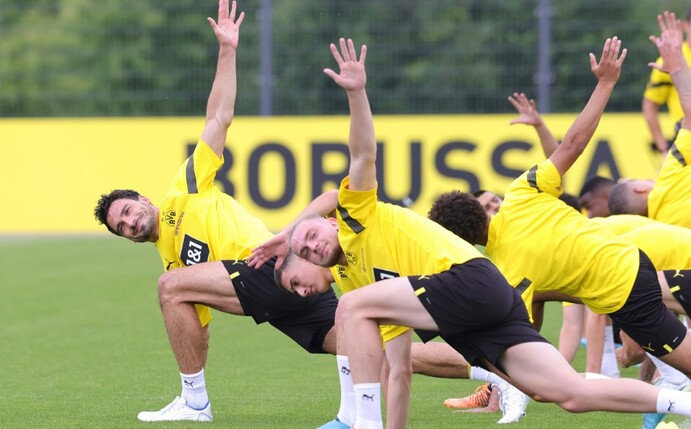 Angefeuert von mehr als 1000 Fans, aber noch ohne prominente Neuzugänge hat Vizemeister BVB am Mittwoch den Trainingsau