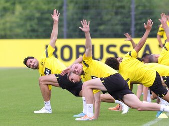 Angefeuert von mehr als 1000 Fans, aber noch ohne prominente Neuzugänge hat Vizemeister BVB am Mittwoch den Trainingsau Angefeuert von mehr als 1000 Fans, aber noch ohne prominente Neuzugänge hat Vizemeister BVB am Mittwoch den Trainingsau