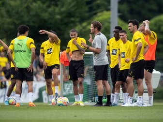 Öffentliches Training von Borussia Dortmund auf dem vereinseigenen Trainingsgelände. Trainer Edin Terzic (M) leitet das Training. Öffentliches Training von Borussia Dortmund auf dem vereinseigenen Trainingsgelände. Trainer Edin Terzic (M) leitet das Training.