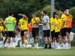 Öffentliches Training von Borussia Dortmund auf dem vereinseigenen Trainingsgelände. Trainer Edin Terzic (M) leitet das Training.