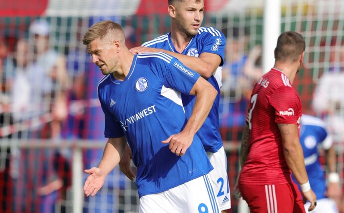 Fußball-Bundesligist Schalke 04 hat in seinem ersten Testspiel der Saisonvorbereitung ein Schützenfest gefeiert.