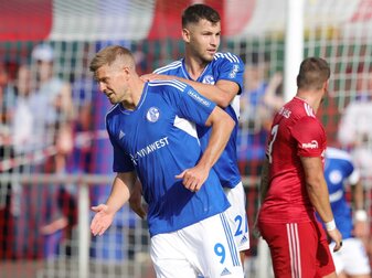 Fußball-Bundesligist Schalke 04 hat in seinem ersten Testspiel der Saisonvorbereitung ein Schützenfest gefeiert. Fußball-Bundesligist Schalke 04 hat in seinem ersten Testspiel der Saisonvorbereitung ein Schützenfest gefeiert.