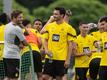 Mats Hummels (r) beim Training im Gespräch mit BVB-Trainer Edin Terzic.