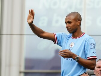 Verabschiedet sich nach neun Jahren bei Manchester City: Fernandinho. Verabschiedet sich nach neun Jahren bei Manchester City: Fernandinho.
