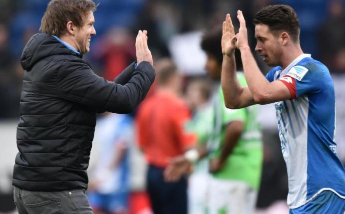 Hoffenheims Trainer Julian Nagelsmann (l) freut sich mit Mark Uth über den Sieg gegen Wolfsburg. Foto: Uwe Anspach