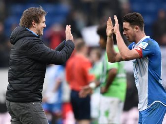 Hoffenheims Trainer Julian Nagelsmann (l) freut sich mit Mark Uth über den Sieg gegen Wolfsburg. Foto: Uwe Anspach Hoffenheims Trainer Julian Nagelsmann (l) freut sich mit Mark Uth über den Sieg gegen Wolfsburg. Foto: Uwe Anspach
