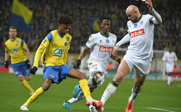 Virginius (hier links) bei einem Pokalspiel gegen Nantes Foto: PATRICK HERTZOG/Getty Images