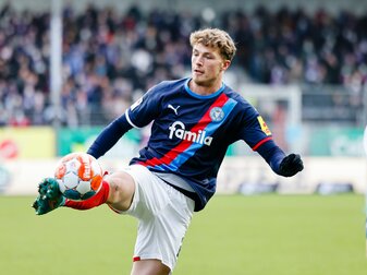 Wechselt fest zu Holstein Kiel: Jann-Fiete Arp spielt den Ball.
