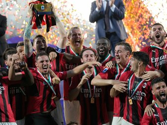 Die Spieler des AC Mailand jubeln mit dem Pokal über den Gewinn der italienischen Meisterschaft. Die Spieler des AC Mailand jubeln mit dem Pokal über den Gewinn der italienischen Meisterschaft.