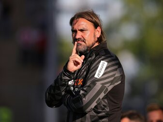 Fußball-Bundesligist Borussia Mönchengladbach hat seinem neuen Trainer Daniel Farke im ersten Testspiel einen Sieg bes Fußball-Bundesligist Borussia Mönchengladbach hat seinem neuen Trainer Daniel Farke im ersten Testspiel einen Sieg bes