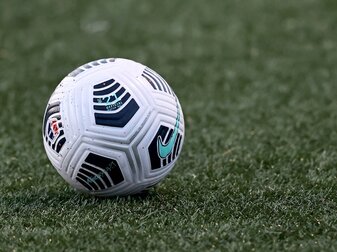 Vera Pauw ist laut eigenen Aussagen im Alter von 23 Jahren vergewaltigt und zudem mehrfach sexuell belästigt worden.