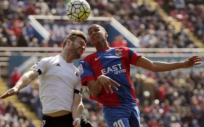Valencias Shkodran Mustafi (l) beim Kopfballduell mit Levantes Deyverson Acosta. Foto: Manuel Bruque