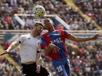 Valencias Shkodran Mustafi (l) beim Kopfballduell mit Levantes Deyverson Acosta. Foto: Manuel Bruque Valencias Shkodran Mustafi (l) beim Kopfballduell mit Levantes Deyverson Acosta. Foto: Manuel Bruque