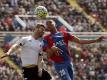 Valencias Shkodran Mustafi (l) beim Kopfballduell mit Levantes Deyverson Acosta. Foto: Manuel Bruque