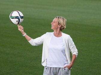 Die Fußball-Bundestrainerin Martina Voss-Tecklenburg freut sich auf die EM.