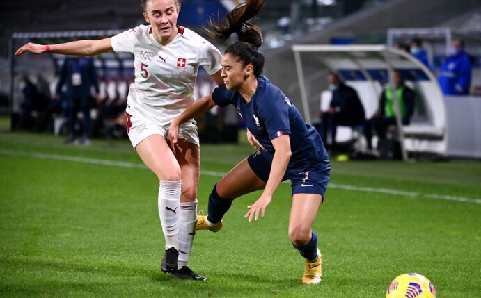 Frauenfußball-Bundesligist Bayer Leverkusen hat den Vertrag mit der Schweizer Nationalspielerin Lara Marti verlängert.