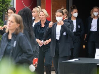 Bundestrainer Martina Voss-Tecklenburg (M) bezieht mit den Spielerinnen Quartier in London-Brentford. Bundestrainer Martina Voss-Tecklenburg (M) bezieht mit den Spielerinnen Quartier in London-Brentford.