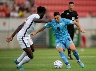Konnte bei der U19-EM auf sich aufmerksam machen: Oscar Gloukh (r.). Foto: Vladimir Simicek/AFP via Getty Images Konnte bei der U19-EM auf sich aufmerksam machen: Oscar Gloukh (r.). Foto: Vladimir Simicek/AFP via Getty Images