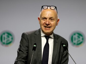 DFB-Präsident Bernd Neuendorf erhofft sich mehr Geld für Amateure durch einen neuen Vertrag ab 2023. DFB-Präsident Bernd Neuendorf erhofft sich mehr Geld für Amateure durch einen neuen Vertrag ab 2023.