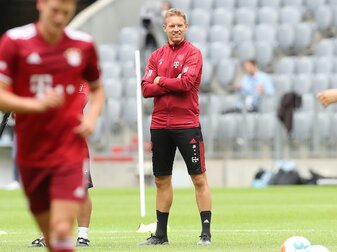 Der deutsche Fußball-Rekordmeister Bayern München ist mit einem Rumpfteam in die neue Saison gestartet.