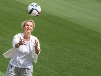 Sie macht ihr Team für die EM in England bereit: Fußball-Bundestrainerin Martina Voss-Tecklenburg. Sie macht ihr Team für die EM in England bereit: Fußball-Bundestrainerin Martina Voss-Tecklenburg.