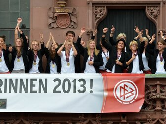 Der letzte EM-Triumph der deutschen Frauen ist neun Jahre her: Empfang auf dem Balkon des Römers in Frankfurt am Main (Hessen). Der letzte EM-Triumph der deutschen Frauen ist neun Jahre her: Empfang auf dem Balkon des Römers in Frankfurt am Main (Hessen).