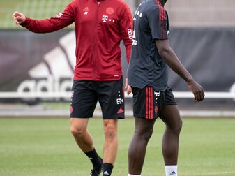 Trainer Julian Nagelsmann (l) und Dayot Upamecano beim Bayern-Training.