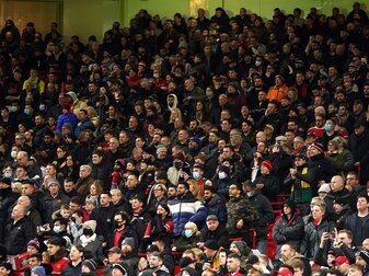 Bei einem Pilotprojekt im Januar konnten Fans im Old Trafford Stadion das Spiel im neu gebauten Stehplatzbereich schauen. Bei einem Pilotprojekt im Januar konnten Fans im Old Trafford Stadion das Spiel im neu gebauten Stehplatzbereich schauen.