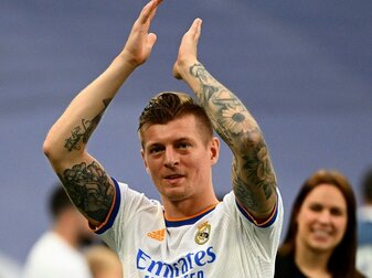 Toni Kroos hat den UEFA-Supercup mit Champions-League-Sieger Real Madrid als ersten Titel in der neuen Saison fest im Bl Toni Kroos hat den UEFA-Supercup mit Champions-League-Sieger Real Madrid als ersten Titel in der neuen Saison fest im Bl