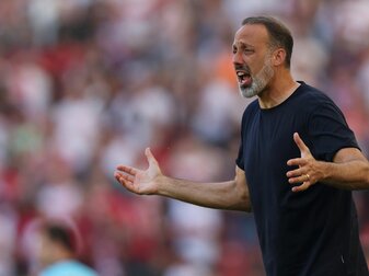 Stuttgarts Trainer Pellegrino Matarazzo muss sich in Isolation begeben. Stuttgarts Trainer Pellegrino Matarazzo muss sich in Isolation begeben.