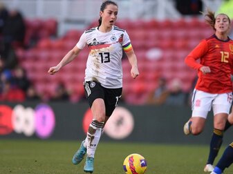 Der Einsatz von Nationalspielerin Sara Däbritz beim EM-Auftakt gegen Dänemark ist aufgrund von leichten muskulären Pr Der Einsatz von Nationalspielerin Sara Däbritz beim EM-Auftakt gegen Dänemark ist aufgrund von leichten muskulären Pr