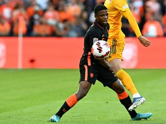 Der englische Fußball-Rekordmeister Manchester United hat Linksverteidiger Tyrell Malacia verpflichtet.