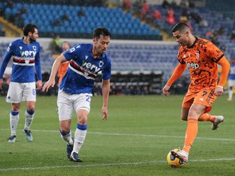 Schalke-Neuzugang Maya Yoshida (l) in Aktion für Japans Nationalmannschaft.