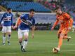 Schalke-Neuzugang Maya Yoshida (l) in Aktion für Japans Nationalmannschaft.