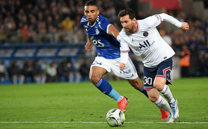 Djiku (l.) im Duell mit PSG's Lionel Messi (r.). Foto: Patrick Hertzog/AFP via Getty Images