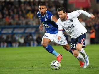 Djiku (l.) im Duell mit PSG's Lionel Messi (r.). Foto: Patrick Hertzog/AFP via Getty Images Djiku (l.) im Duell mit PSG's Lionel Messi (r.). Foto: Patrick Hertzog/AFP via Getty Images