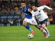 Djiku (l.) im Duell mit PSG's Lionel Messi (r.). Foto: Patrick Hertzog/AFP via Getty Images