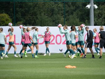 Eine Mehrheit ist bei den Nationalspielerinen für die gleichen Erfolgsprämien wie bei ihren männlichen Kollegen. Eine Mehrheit ist bei den Nationalspielerinen für die gleichen Erfolgsprämien wie bei ihren männlichen Kollegen.