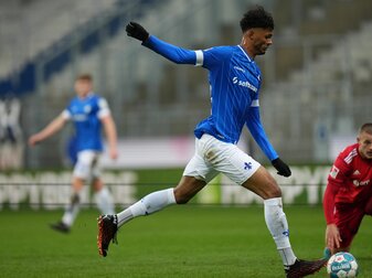 Darmstadts Aaron Seydel bleibt vorerst zur Beobachtung im Krankenhaus.