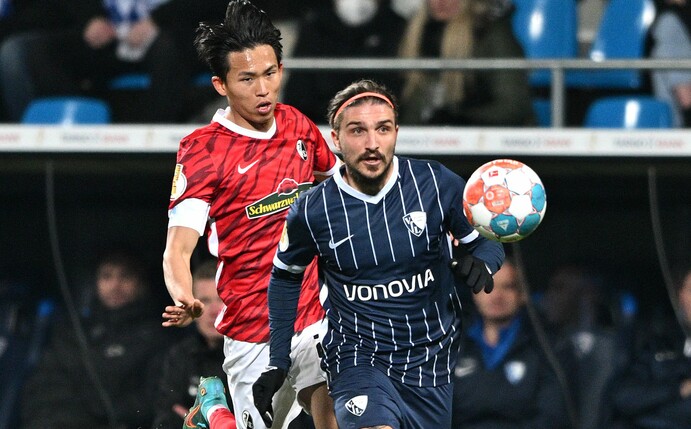 Freiburgs Woo-yeong Jeong (l) und Bochums Konstantinos Stafylidis kämpfen um den Ball.