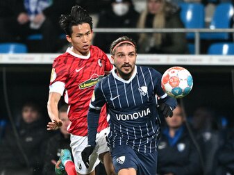 Freiburgs Woo-yeong Jeong (l) und Bochums Konstantinos Stafylidis kämpfen um den Ball. Freiburgs Woo-yeong Jeong (l) und Bochums Konstantinos Stafylidis kämpfen um den Ball.