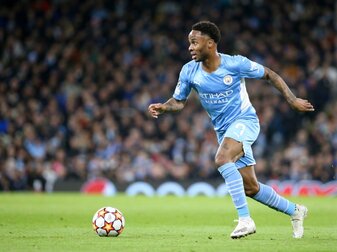 Der englische Fußball-Nationalspieler Raheem Sterling steht offenbar unmittelbar vor einem Wechsel zum FC Chelsea. Der englische Fußball-Nationalspieler Raheem Sterling steht offenbar unmittelbar vor einem Wechsel zum FC Chelsea.