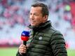Der TV Experte und ehemalige Fußballprofi Lothar Matthäus steht vor einem Spiel im Stadion.